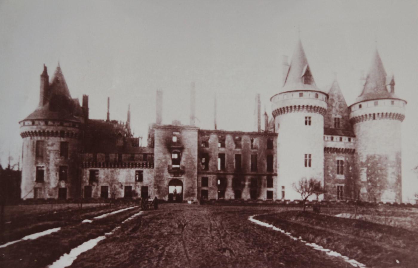 Image du château de Sully-sur-Loire après son incendi en 1918
