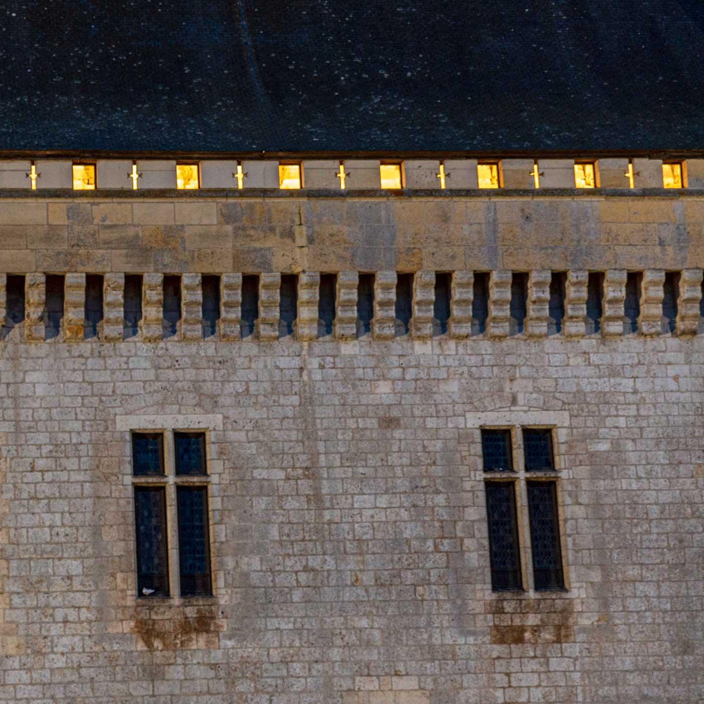 La façade du château de Sully éclairée