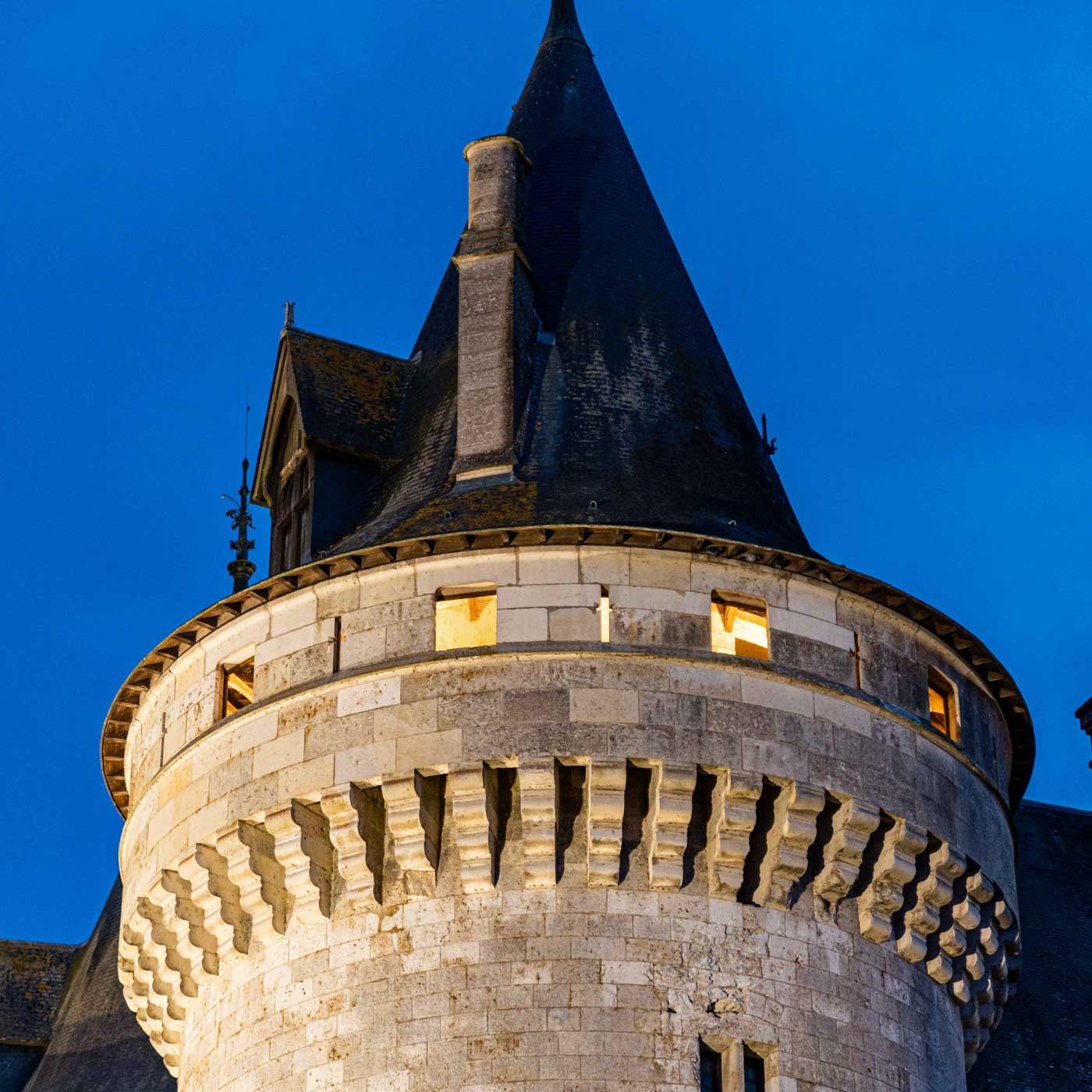 Une des tours du château de Sully éclairée