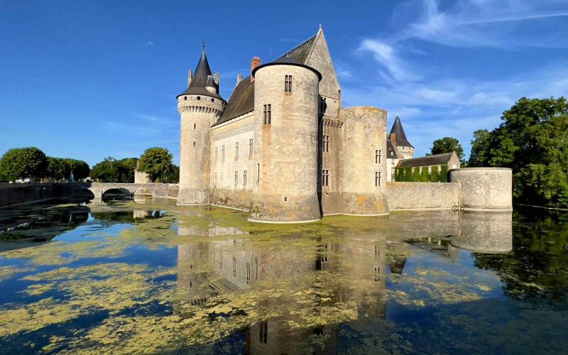 Vue du château de Sully avec les dpiuves autour remplies d'eau