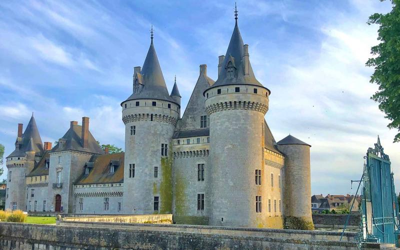 Vue du château de Sully avec ses grilles d'entrée