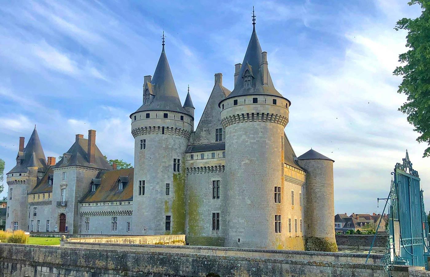 Vue du château de Sully avec ses grilles d'entrée