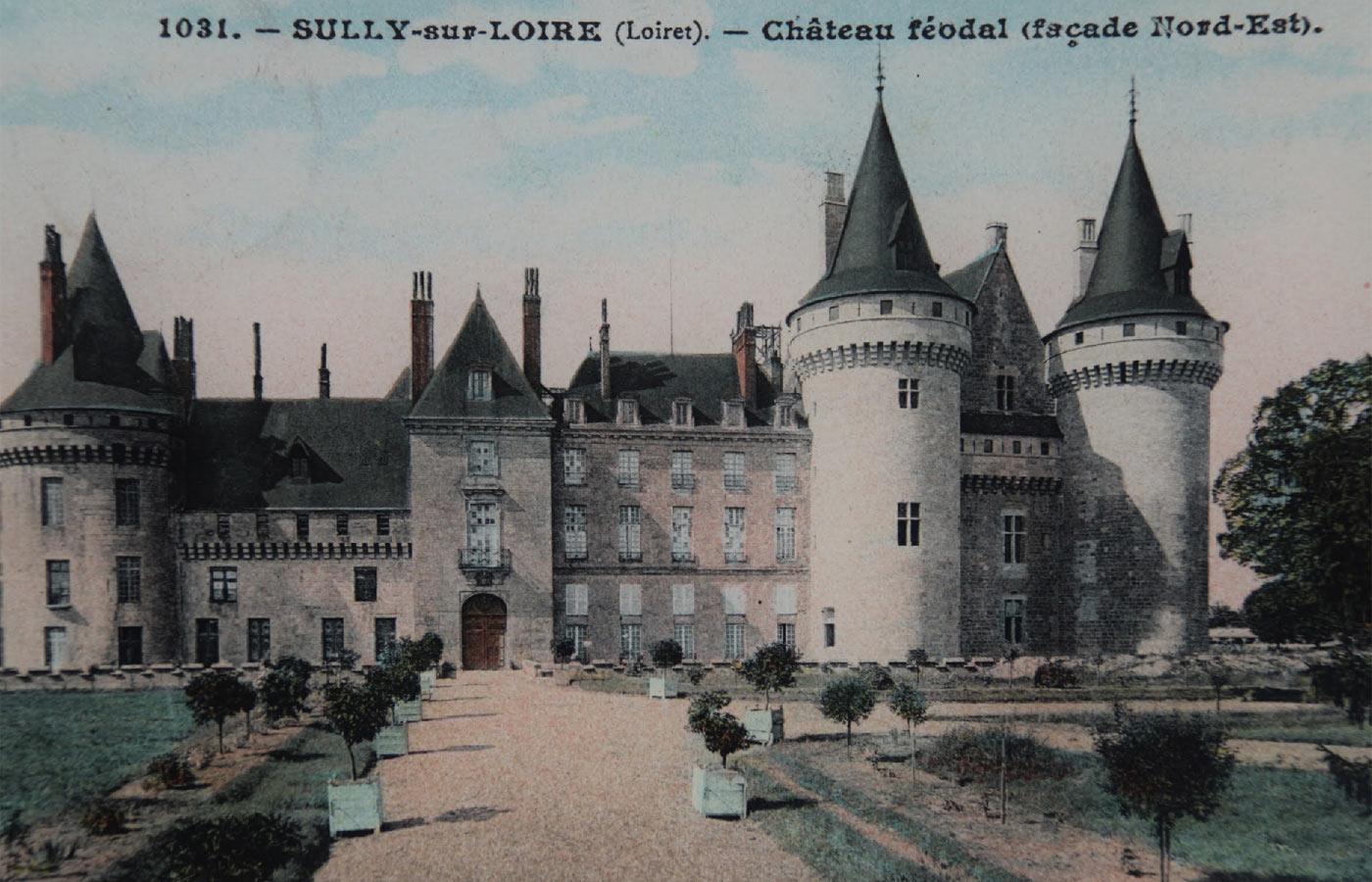Carte postale colorisée montrant les abords du château au début du 20e siècle